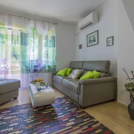 Apartment In 13732 *